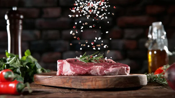 Kocken Häller Kornigt Salt Och Peppar Krydda Rått Kött Biff — Stockfoto
