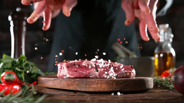 Chef Verter Sal Granulada Pimienta Especia Filete Carne Cruda Colocado — Foto de Stock