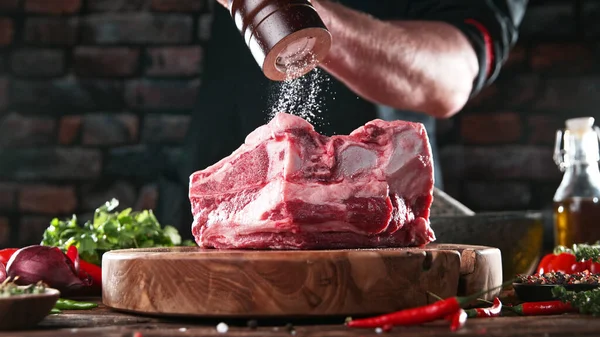 Chef Pouring Salt Grinder Raw Meat Steak Placed Wooden Cutting — Stock Photo, Image