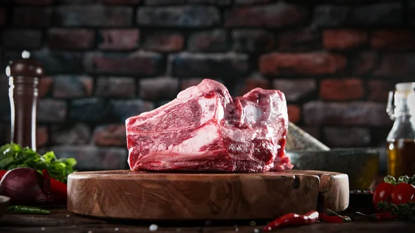 Surowy Stek Wieprzowy Umieszczony Drewnianej Desce Krojenia Przygotowanie Mięsa Ciemne — Zdjęcie stockowe