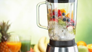 Meyvelerle karıştırılmış ve karıştırılmış olarak. Sağlıklı içeceğe hazırlık.
