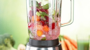 Sebze parçalarını karıştırıyorum. Sağlıklı içeceğe hazırlık.