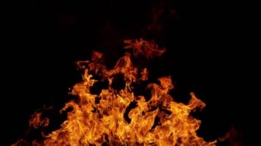 Siyah arka planda izole edilmiş süper yavaş ateş patlaması. Yüksek hızlı sinema kamerası, 1000 fps. Hız rampası etkisi.