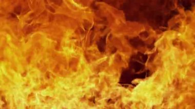 Siyah arka planda izole edilmiş süper yavaş ateş patlaması. Yüksek hızlı sinema kamerası, 1000 fps. Hız rampası etkisi.