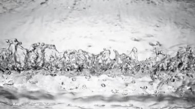 Siyah arka planda izole edilmiş çok yavaş su sıçratma hareketi. Yüksek hızlı sinema kamerası, 1000 fps..