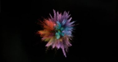 Siyah arka planda izole edilmiş süper yavaş renkli barut patlaması. Yüksek hızlı sinema kamerası, 1000fps.