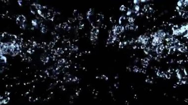 Duştan damlayan su damlalarının süper yavaş akışı. Özel geniş açılı makro lens, nihai perspektif. Yüksek hızlı sinema kamerası, 1000 fps..