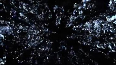 Duştan damlayan su damlalarının süper yavaş akışı. Özel geniş açılı makro lens, nihai perspektif. Yüksek hızlı sinema kamerası, 1000 fps..