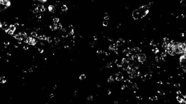 Duştan damlayan su damlalarının süper yavaş akışı. Özel geniş açılı makro lens, nihai perspektif. Yüksek hızlı sinema kamerası, 1000 fps..