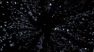 Duştan damlayan su damlalarının süper yavaş akışı. Özel geniş açılı makro lens, nihai perspektif. Yüksek hızlı sinema kamerası, 1000 fps..