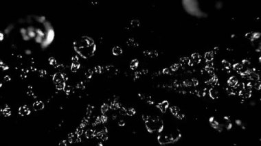 Duştan damlayan su damlalarının süper yavaş akışı. Özel geniş açılı makro lens, nihai perspektif. Yüksek hızlı sinema kamerası, 1000 fps..