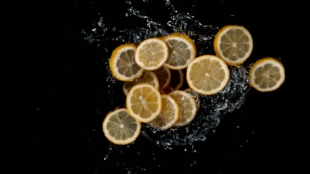 Super Slow Motion Roterande Citronskivor Med Vatten Svart Bakgrund Inspelning — Stockvideo
