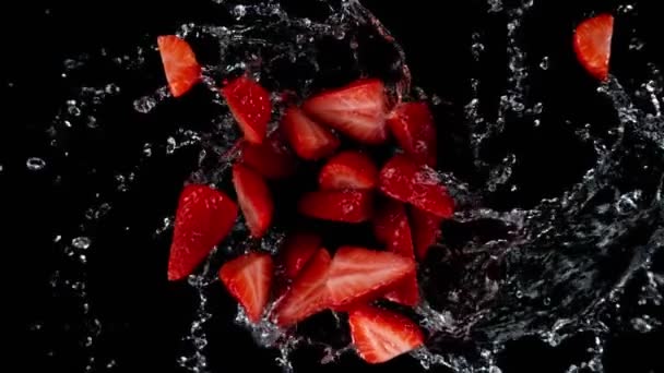 Super Zeitlupe Rotierender Erdbeeren Mit Plätscherndem Wasser Draufsicht Gefilmt Mit — Stockvideo