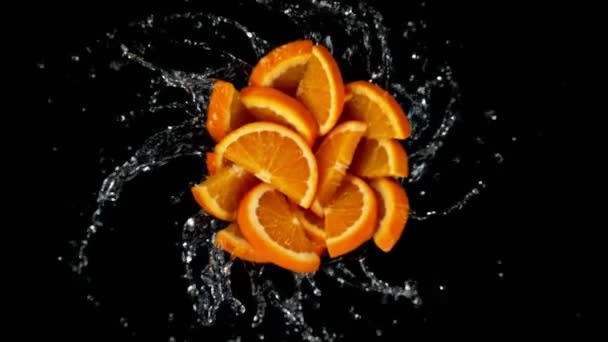 Super Zeitlupe Orangefarbener Scheiben Die Sich Wasser Drehen Schwarzer Hintergrund — Stockvideo