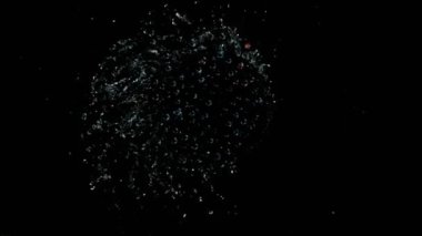 Su sıçratan yaban mersinli dönen süper yavaş çekim, siyah arka plan. Yüksek hızlı sinema kamerası, 1000 fps..