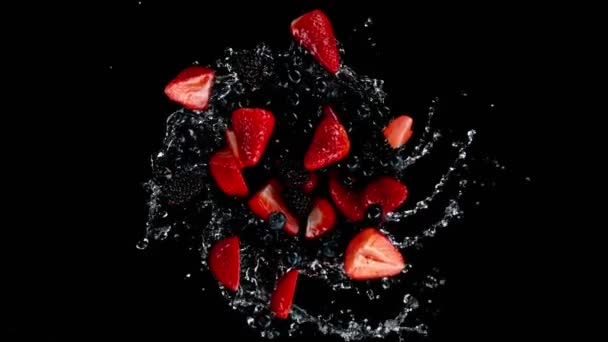 超慢的旋转浆果水果与泼洒水 黑色背景 用高速摄像机拍摄 每秒1000帧 速度斜坡效应 — 图库视频影像