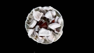 Süper yavaş çekimde dönen hindistan cevizli süt, siyah arka plan. Yüksek hızlı sinema kamerası, 1000 fps..