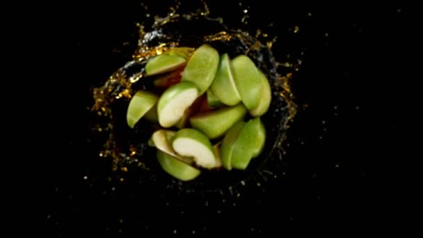 Mouvement Super Lent Des Pommes Tournantes Avec Jus Éclaboussant Fond — Video