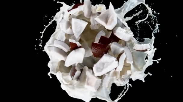 超级慢动作的旋转椰子与溅出的牛奶 黑色背景 用高速摄像机拍摄 每秒1000帧 速度斜坡效应 — 图库视频影像