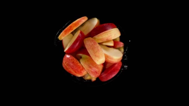 Mouvement Super Lent Des Pommes Tournantes Avec Éclaboussures Eau Fond — Video
