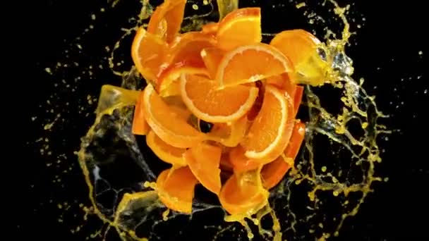 Super Zeitlupe Von Rotierenden Orangenscheiben Mit Spritzsaft Schwarzer Hintergrund Gefilmt — Stockvideo