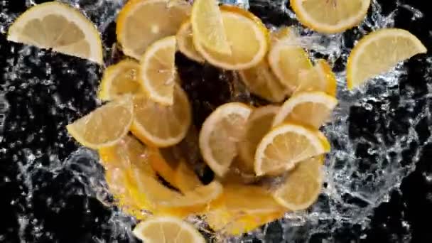 Super Zeitlupe Rotierender Zitronenscheiben Mit Wasser Schwarzer Hintergrund Gefilmt Mit — Stockvideo