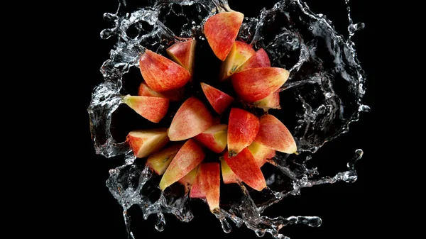 Movimento Congelamento Della Mela Tagliata Fette Spruzzi Acqua Isolato Sfondo — Foto Stock