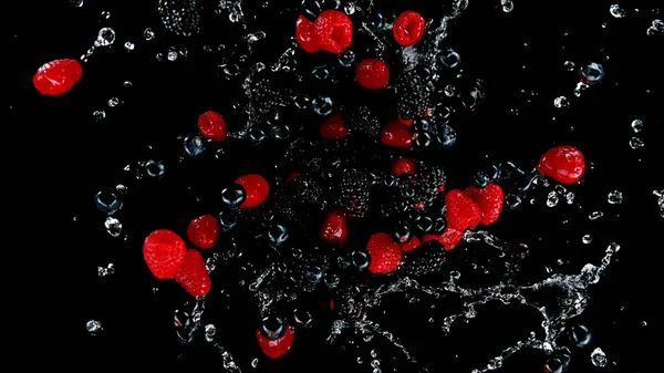 Die Bewegung Der Beeren Wasser Einfrieren Isoliert Auf Schwarzem Hintergrund — Stockfoto