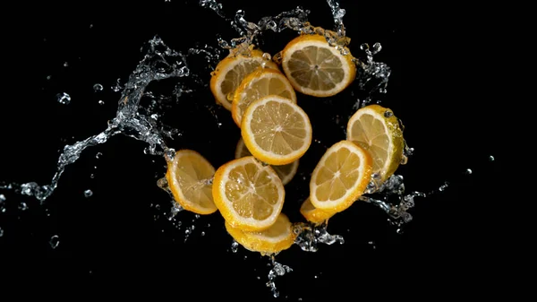 Bevriezen Beweging Van Gesneden Citroenen Water Spatten Geïsoleerd Zwarte Achtergrond — Stockfoto