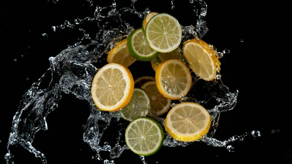 Mrazivý Pohyb Krájených Citronů Citronů Vodě Izolováno Černém Pozadí — Stock fotografie