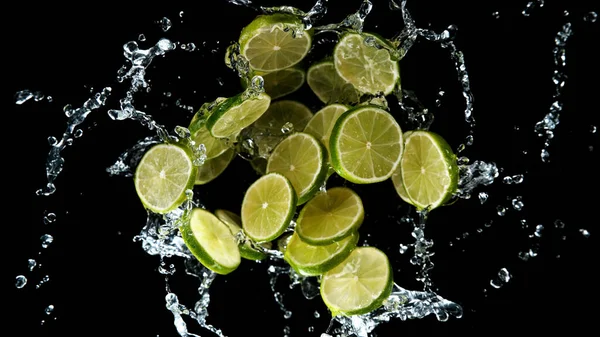 Congelar Movimiento Las Limas Cortadas Rodajas Agua Salpicada Aislado Sobre —  Fotos de Stock