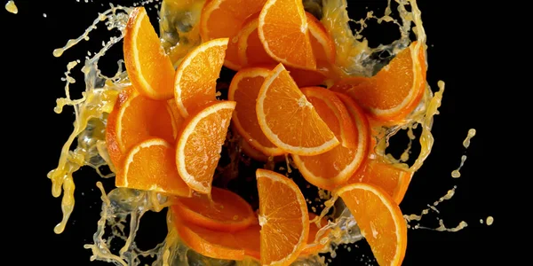 在果汁飞溅中冰冻的橙子运动 在黑色背景下被隔离 — 图库照片