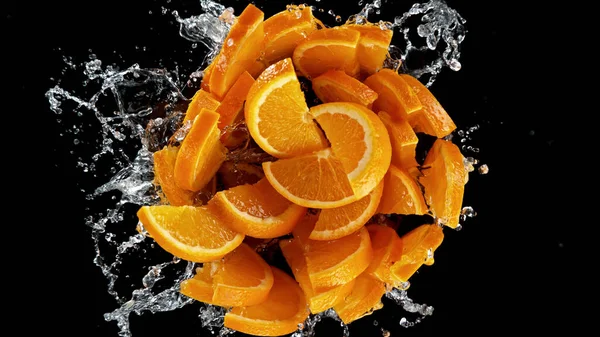 Bevriezen Beweging Van Gesneden Sinaasappels Water Spatten Geïsoleerd Zwarte Achtergrond — Stockfoto