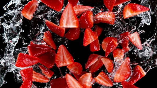 Congelar Movimiento Las Fresas Rodajas Salpicaduras Agua Aislado Sobre Fondo —  Fotos de Stock