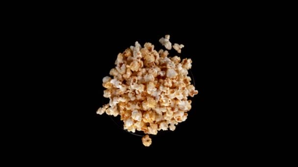 Superzeitlupe Rotierendes Popcorn Der Luft Vereinzelt Auf Schwarzem Hintergrund Gefilmt — Stockvideo