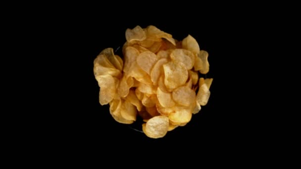 Super Langzame Beweging Van Roterende Gebakken Aardappelen Chips Zwarte Achtergrond — Stockvideo