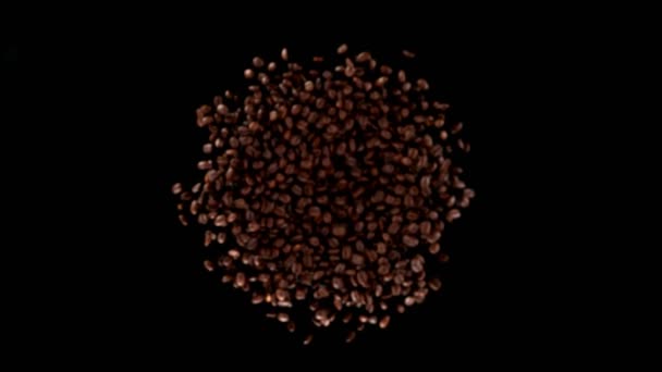回転するコーヒー豆の超スローモーション マクロショット 究極の構成と動き 高速フィルムカメラで撮影しました — ストック動画
