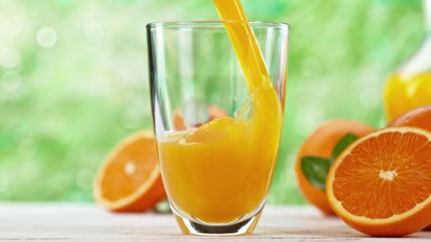 Super Slow Motion Att Hälla Apelsinjuice Glas Placeras Vitt Bord — Stockvideo