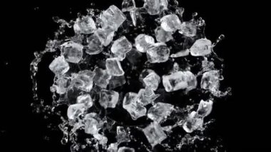 Su sıçratarak dönen buz küplerinin süper yavaş çekimi, üst görüntü. Yüksek hızlı sinema kamerası, 1000 fps. Siyah arkaplanda izole.