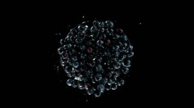 Su sıçratan yaban mersinlerinin süper yavaş çekimleri, üst manzara. Yüksek hızlı sinema kamerası, 1000 fps..
