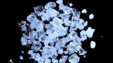 Siyah zemin üzerinde ezilmiş buzun dönen süper yavaş çekimi. Su sıçratıyorum. Yüksek hızlı sinema kamerası, 1000 fps. Hız rampası etkisi.