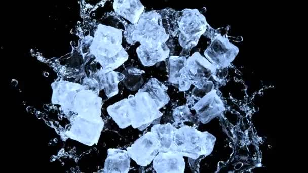 水しぶきと回転氷のキューブの超スローモーション トップビューショット 1000 Fpsの高速シネマカメラで撮影しました 黒の背景に隔離されてる 速度ランプ効果 — ストック動画