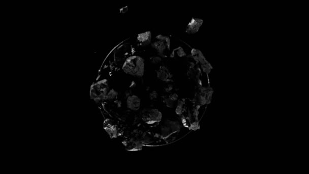 黒を背景に回転する石炭片の超スローモーション 高速シネマカメラ 1000Fpsで撮影 — ストック動画