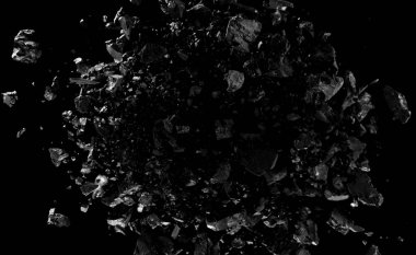 Kara zeminde izole edilmiş, uçan ham kömür parçalarının dondurucu hareketi.