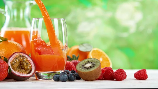 Jugo Multivitamínico Vertiendo Vaso Jugo Naranja Fresco Con Fruta Naranjas — Foto de Stock