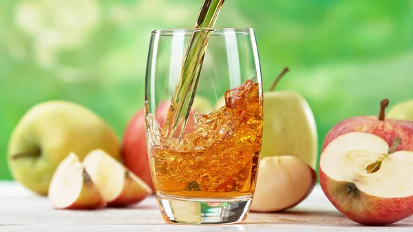Χυμός Μήλου Ποτήρι Φρέσκος Χυμός Πορτοκαλιού Φρούτα Στο Ξύλινο Τραπέζι — Φωτογραφία Αρχείου
