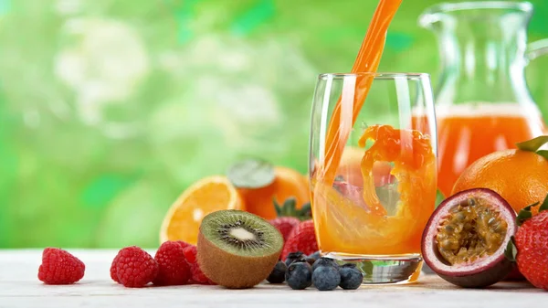 Jugo Multivitamínico Vertiendo Vaso Jugo Naranja Fresco Con Fruta Naranjas — Foto de Stock