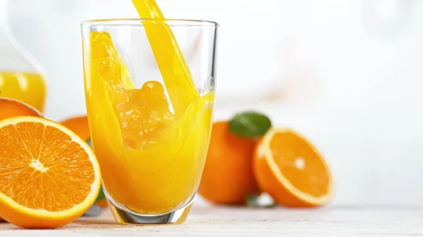 Zumo Naranja Vertiendo Vaso Jugo Naranja Fresco Con Fruta Naranjas — Foto de Stock