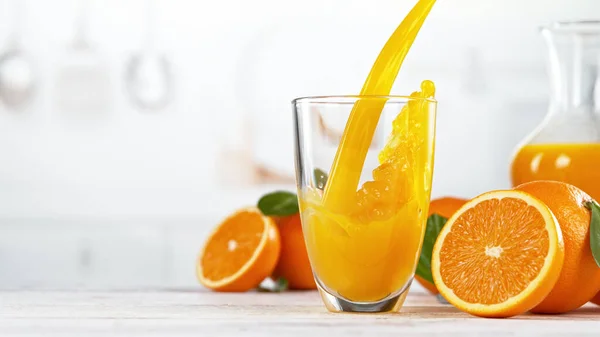 Sok Pomarańczowy Wlewający Się Szkła Świeży Sok Pomarańczowy Owocami Pomarańczy — Zdjęcie stockowe