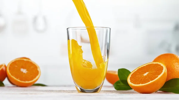 Zumo Naranja Vertiendo Vaso Jugo Naranja Fresco Con Fruta Naranjas — Foto de Stock